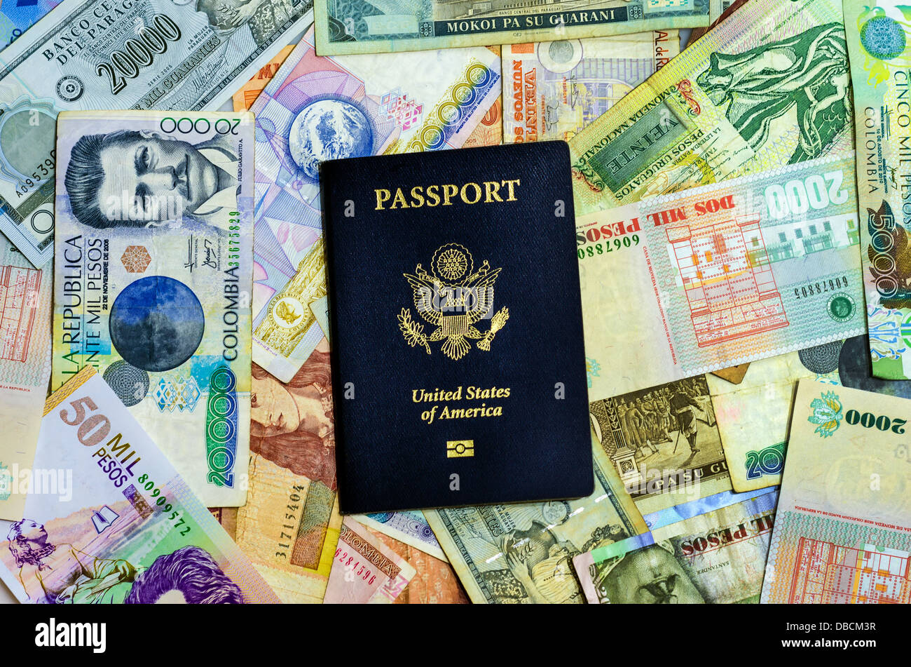 Passaporto americano con diverse valute latinoamericane Foto Stock