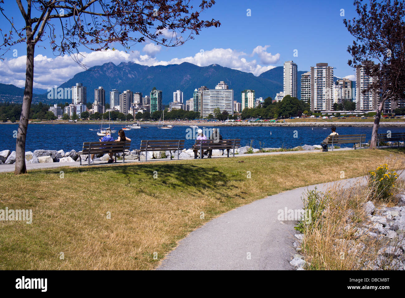 Vista su Vancouver, English Bay e North Shore Mountains da Hadden Park. Vancouver, British Columbia, Canada. Foto Stock