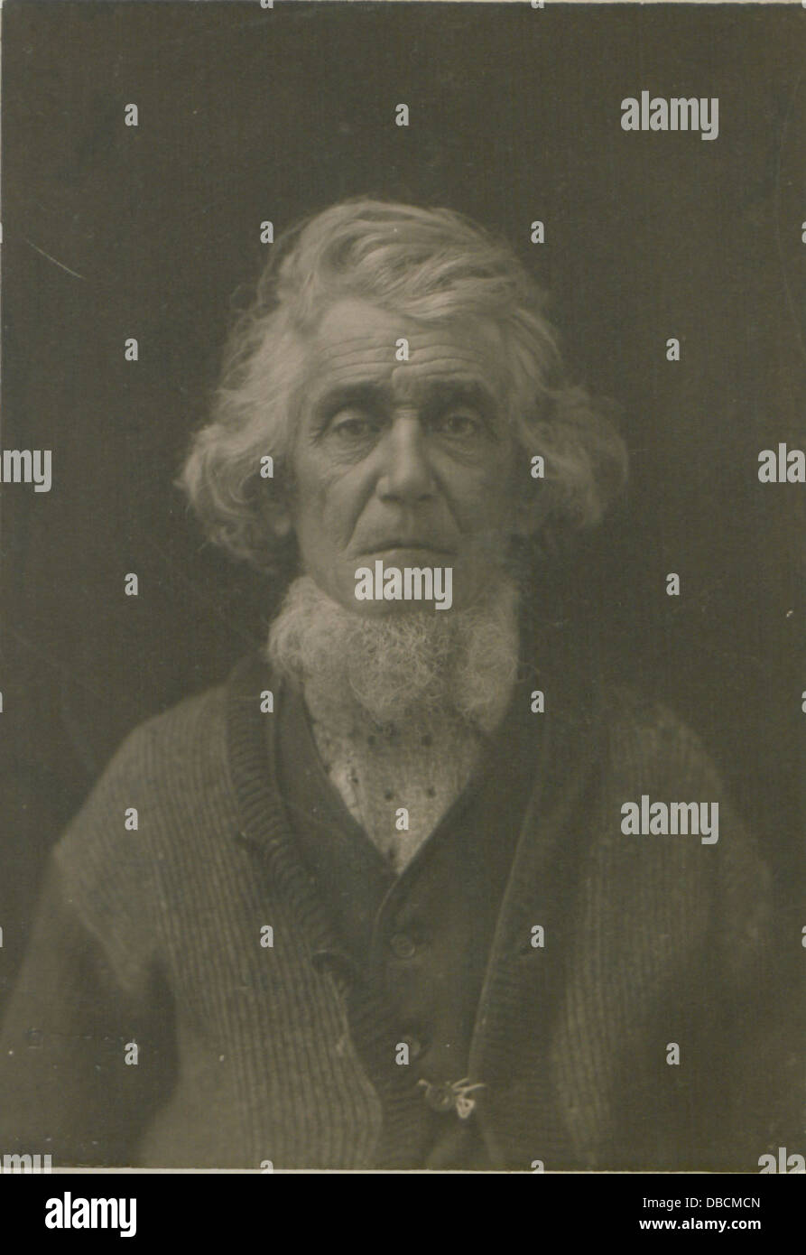 Questa fotografia cattura un voyageur più vecchio, un termine che si riferisce ai commercianti di pellicce franco-canadesi ed esploratori, probabilmente nel XIX secolo. Descrive lo stile di vita e l'abbigliamento tradizionali di questi primi coloni e il loro ruolo nell'esplorazione del Nord America. Foto Stock