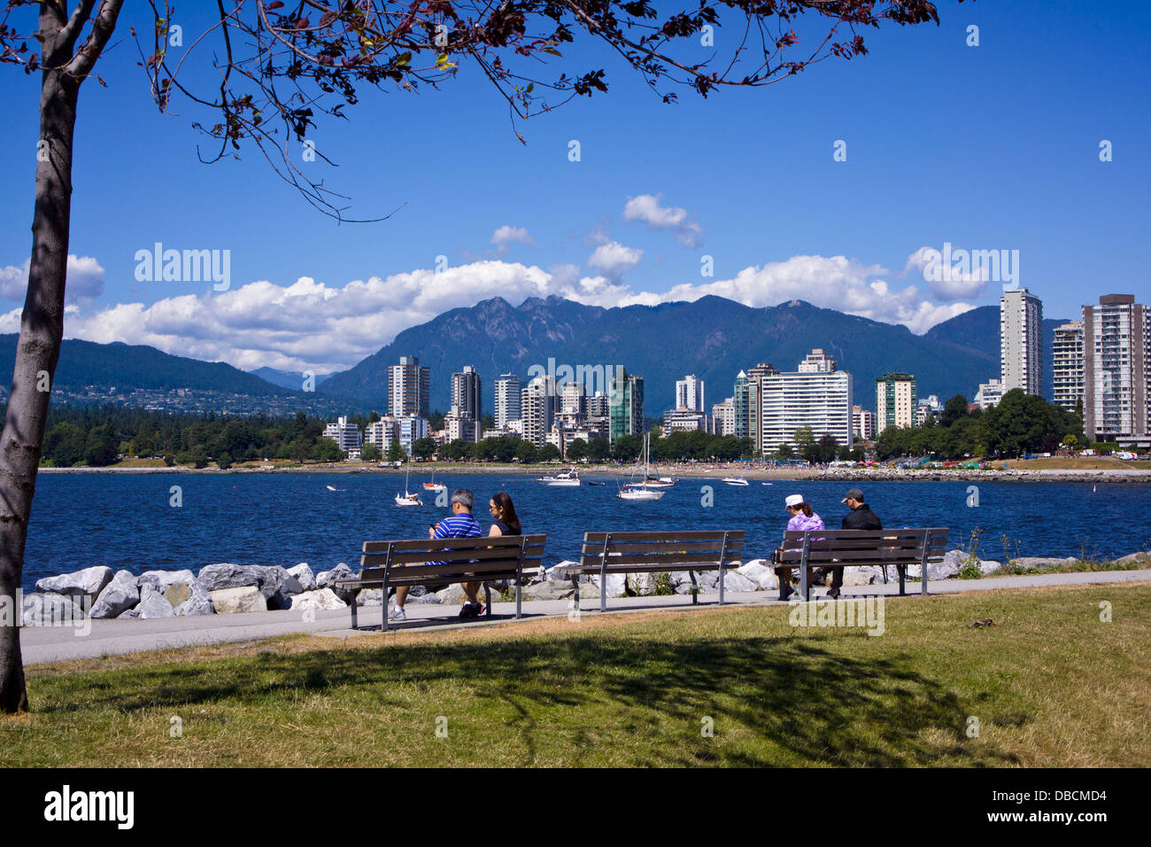 Vista su Vancouver, English Bay e North Shore Mountains da Hadden Park. Vancouver, British Columbia, Canada. Foto Stock