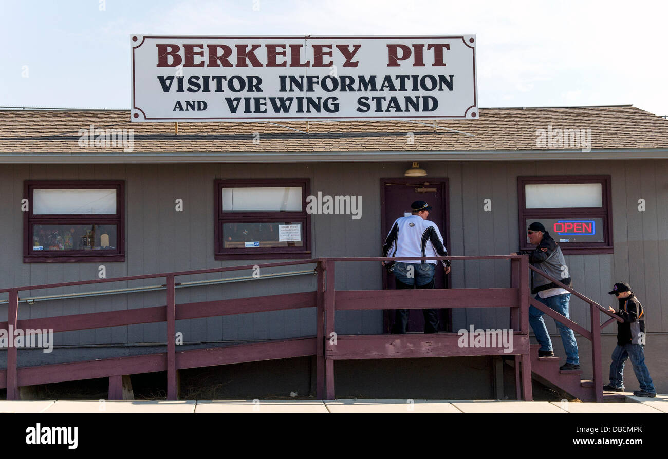 Butte, Montana, USA. 28 Luglio, 2013. Visitatori arrivano presso il Berkeley Pit, un'agenzia per la protezione ambientale del sito Superfund, che la città di Butte è stata marketing come due dollari ammissione di attrazione turistica. In produzione dal 1955 al 1982, l'open peccato miniere di rame a Berkeley ha prodotto circa 320 milioni di tonnellate di minerale e di oltre 700 milioni di tonnellate di rifiuti di roccia, compresi metalli tossici come il cadmio e arsenico. Quando il rame operazione mineraria arrestato nel 1982, la metropolitana le pompe sono state chiuse e i quattro-miglio-wide pit ha cominciato a riempire con 40 miliardi di galloni di zuppa di chimica. Foto Stock