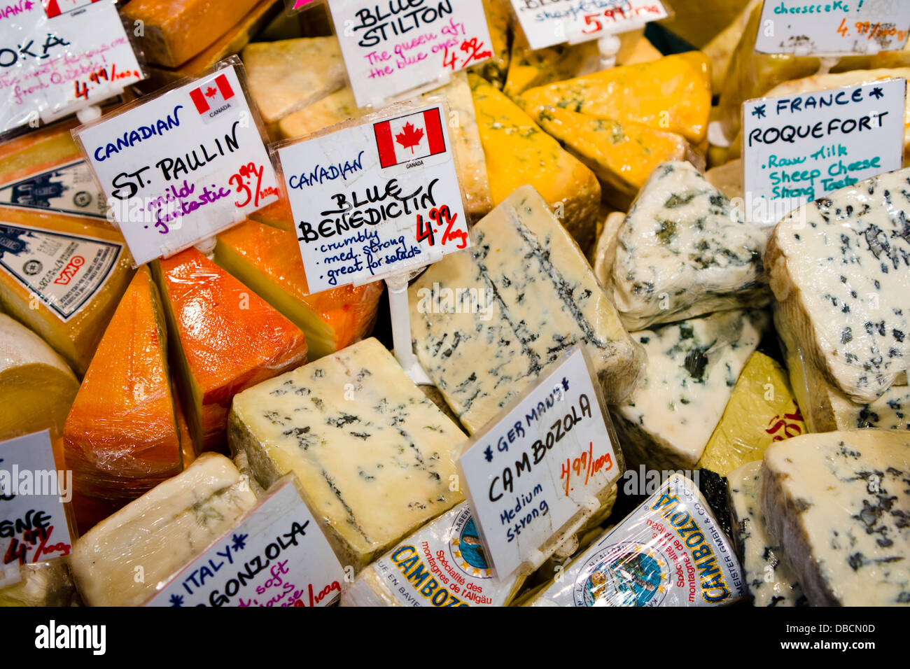 Formaggio al Granville Island il mercato pubblico. Vancouver, British Columbia, Canada. Foto Stock