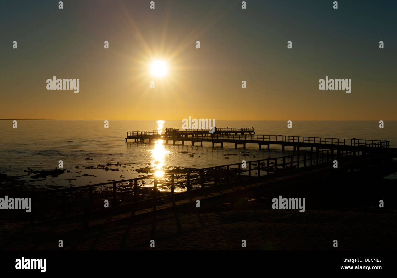 Tramonto sulla passerella di legno di Hamelin Pool, Shark Bay Area del Patrimonio Mondiale, Australia occidentale Foto Stock