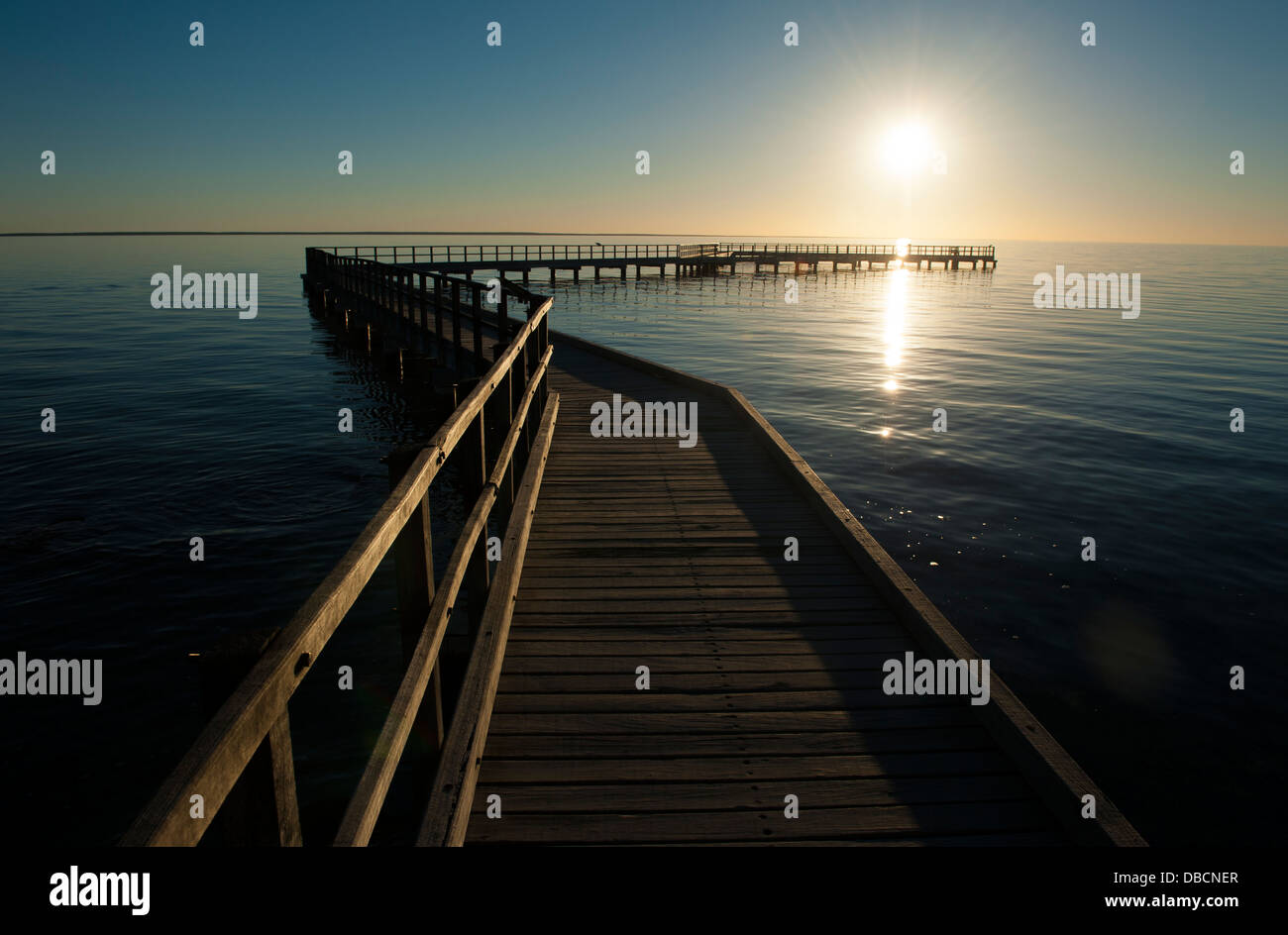 Tramonto sulla passerella di legno di Hamelin Pool, Shark Bay Area del Patrimonio Mondiale, Australia occidentale Foto Stock