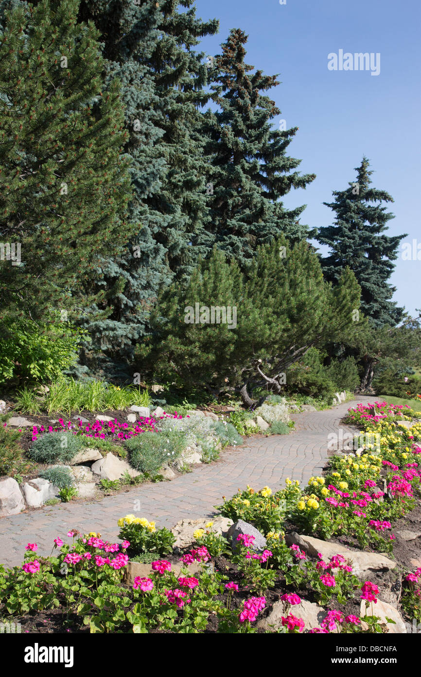 Attraversa il Senatore Patrick Burns Memorial Rock Garden a Riley Park, Calgary, Alberta, Canada Foto Stock