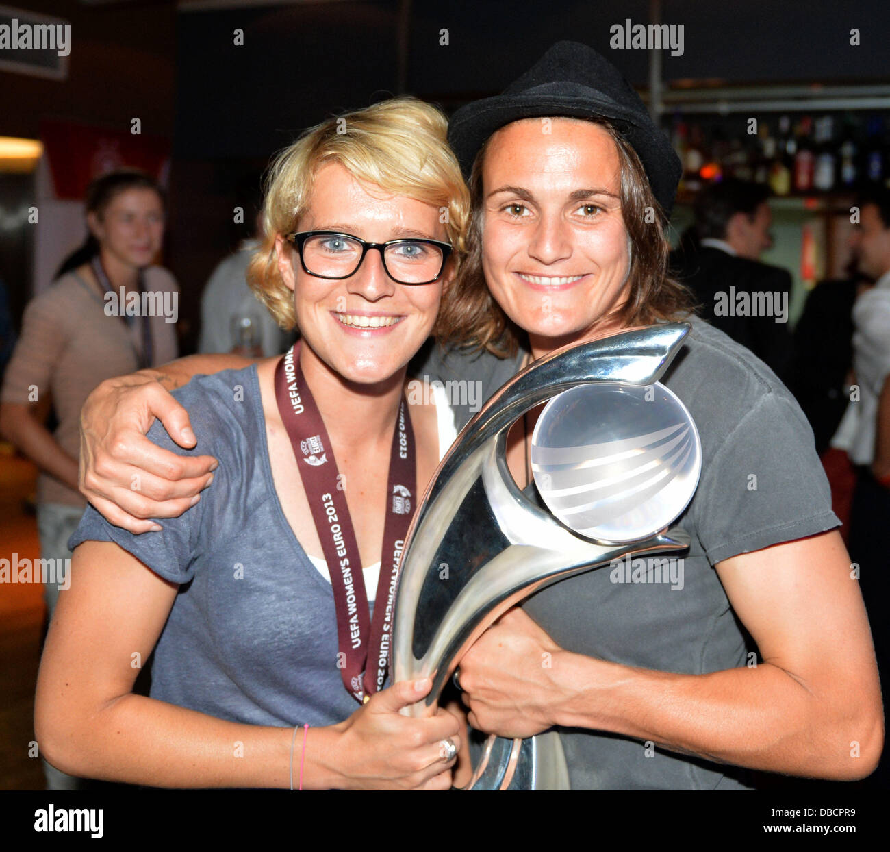 Solna, Svezia. 27 Luglio, 2013. National Soccer player Nadine Angerer (R) e Saskia Bartusiak tenere il bicchiere alla celebrazione della vittoria del team hotel a Solna, Svezia, 27 luglio 2013. La Germania ha vinto la finale di UEFA campionato europeo femminile 1-0 contro la Norvegia. Foto: CARMEN JASPERSEN/dpa/Alamy Live News Foto Stock