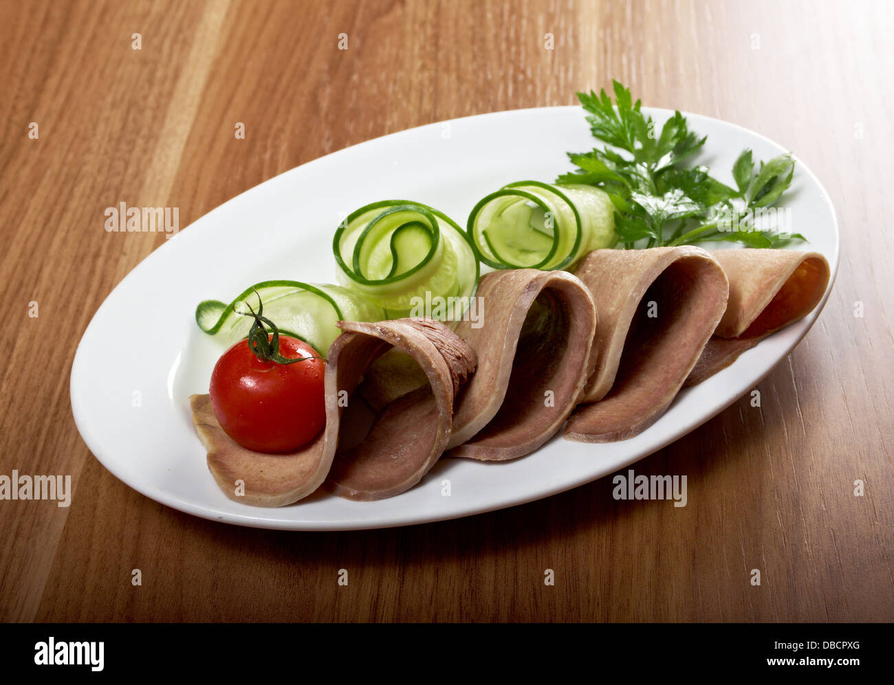 Fette di lingua di manzo con rafano e verdure Foto Stock