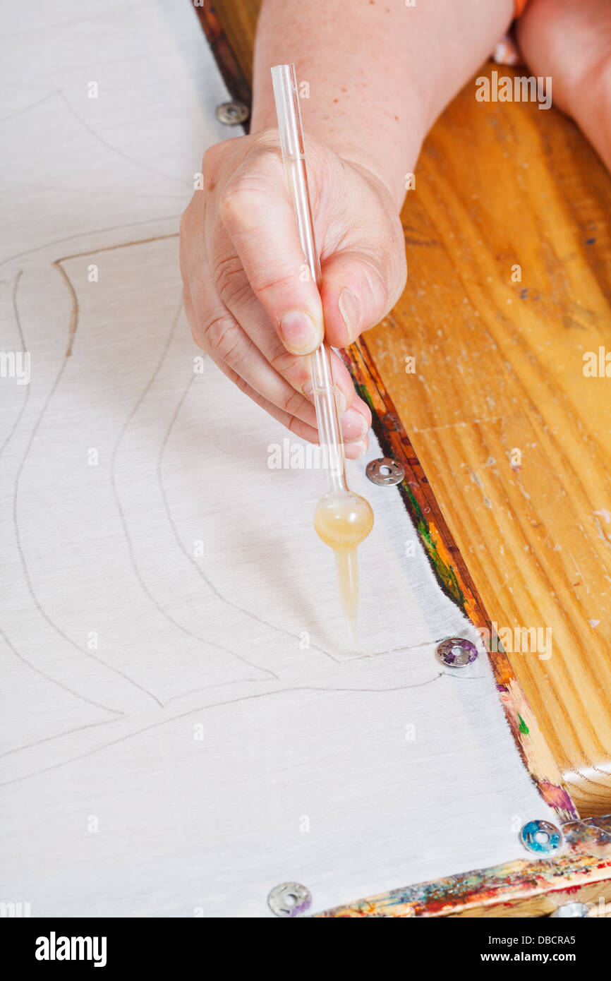 Disegno del contorno di resist su seta per il freddo pittura batik Foto Stock