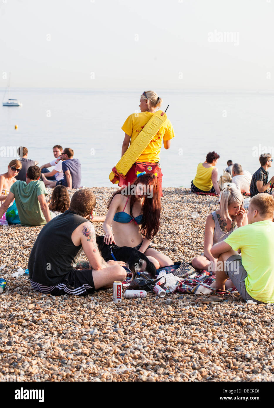 Gli ospiti godono di un pomeriggio in spiaggia, Brighton, Inghilterra, Regno Unito Foto Stock