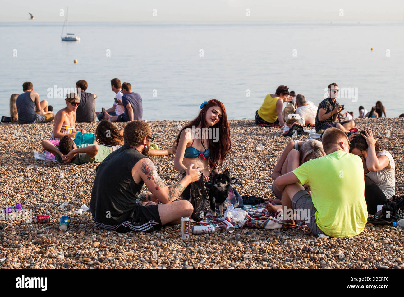 Persone in spiaggia, Brighton, Inghilterra, Regno Unito. Foto Stock
