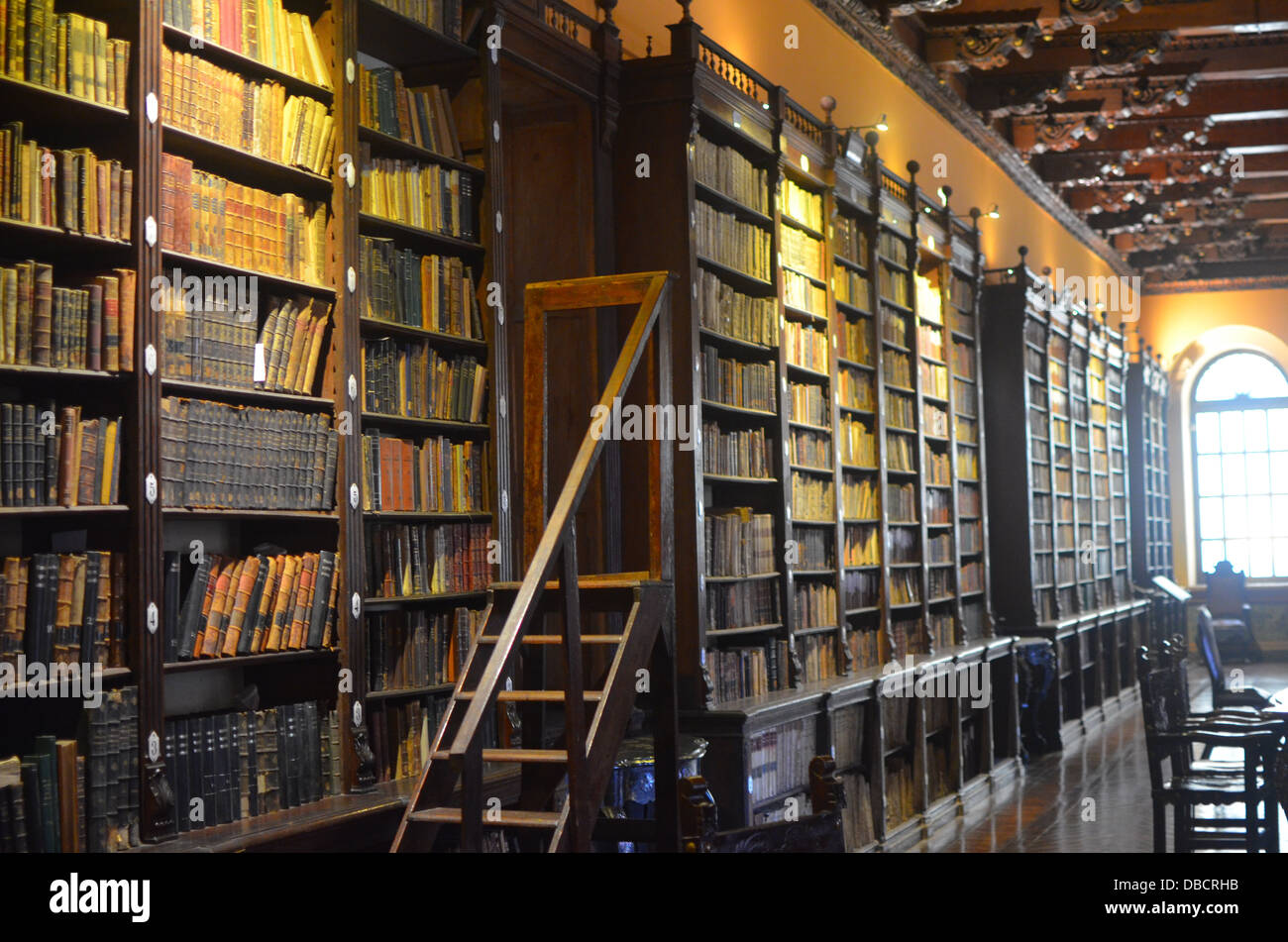 Libri antichi nella biblioteca del Santo Domingo convento, Lima, Peru Foto  stock - Alamy