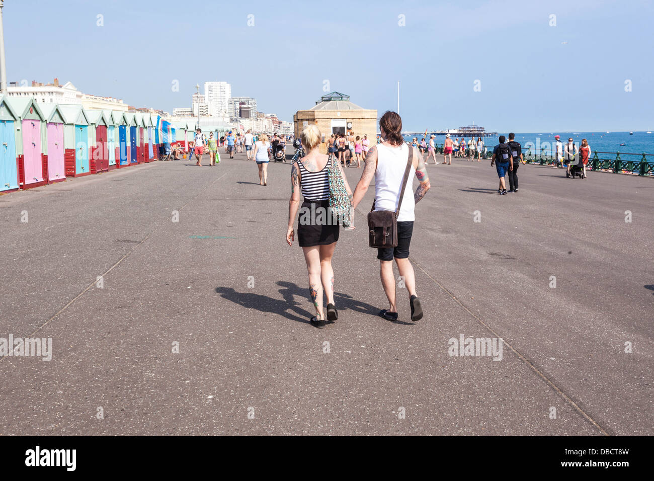 Pedoni passeggiare sul lungomare, Brighton, Inghilterra, Regno Unito Foto Stock