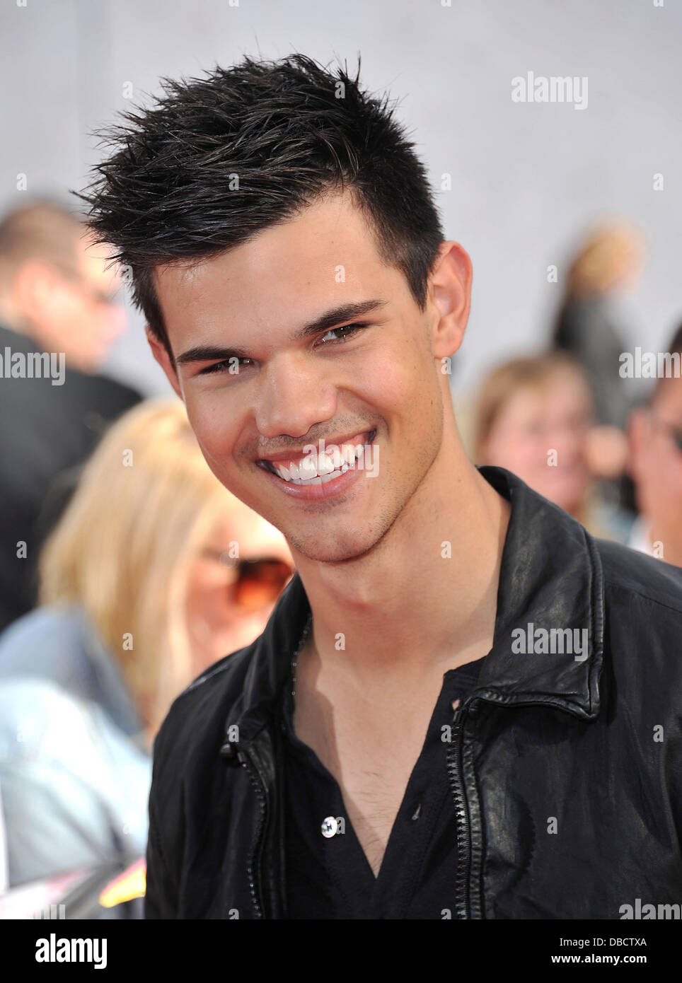 Taylor Lautner 2011 MTV Movie Awards - Arrivo presso l'Anfiteatro Gibson di Los Angeles, California - 05.06.11 * * disponibile solo per la pubblicazione in USA i quotidiani giornalieri, in Germania, in Austria e in Svizzera, in Portogallo Canada, Emirati Arabi Uniti e Cina. Non disponibile per riviste negli Stati Uniti e nel resto del mondo** Credito: WENN.com Foto Stock