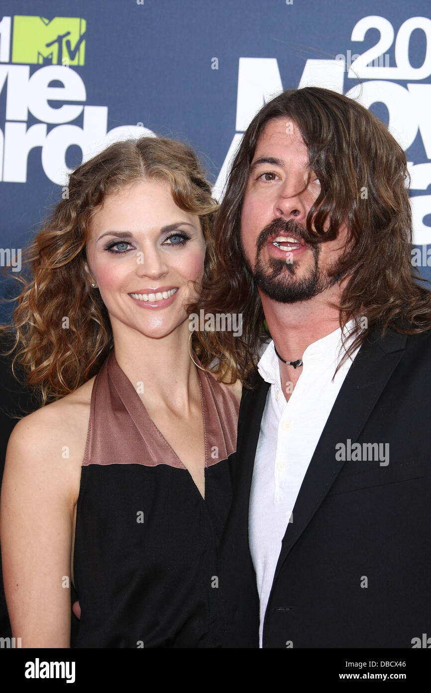 Dave Grohl e Jordyn Blum Grohl 2011 MTV Movie Awards - Arrivo presso l'Anfiteatro Gibson di Los Angeles, California - 05.06.11 Foto Stock