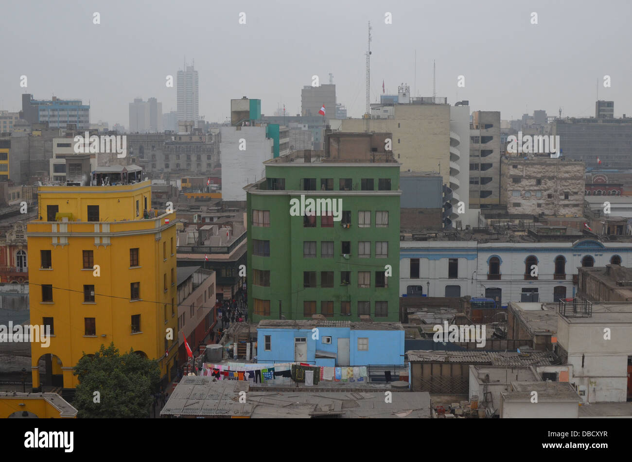 Viste attraverso gli edifici del centro di Lima, da Santo Domingo convento. Lima, Perù Foto Stock