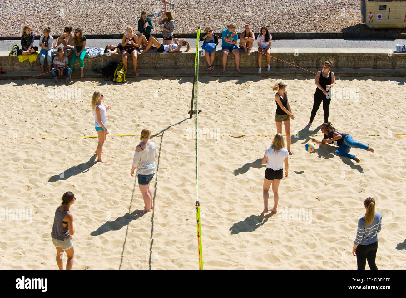 Le giovani donne a giocare a beach volley sul lungomare di Brighton East Sussex England Regno Unito Foto Stock