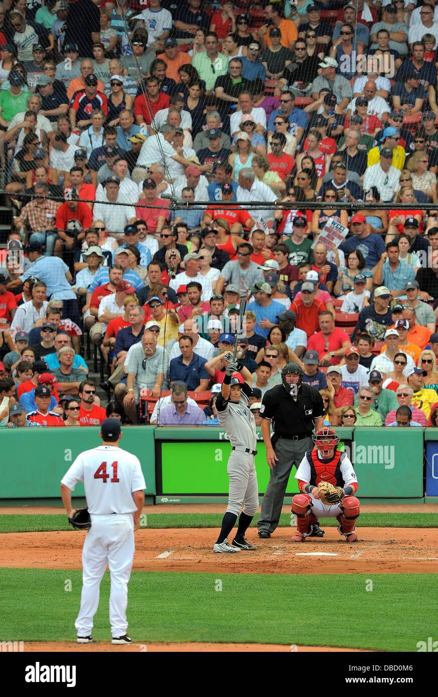 Ichiro Suzuki (Yankees), 20 luglio 2013 - MLB : John Lackey dei Boston Red Sox e Ichiro Suzuki dei New York Yankees durante il Major League Baseball Game al Fenway Park di Boston, Massachusetts, Stati Uniti. (Foto di AFLO) Foto Stock