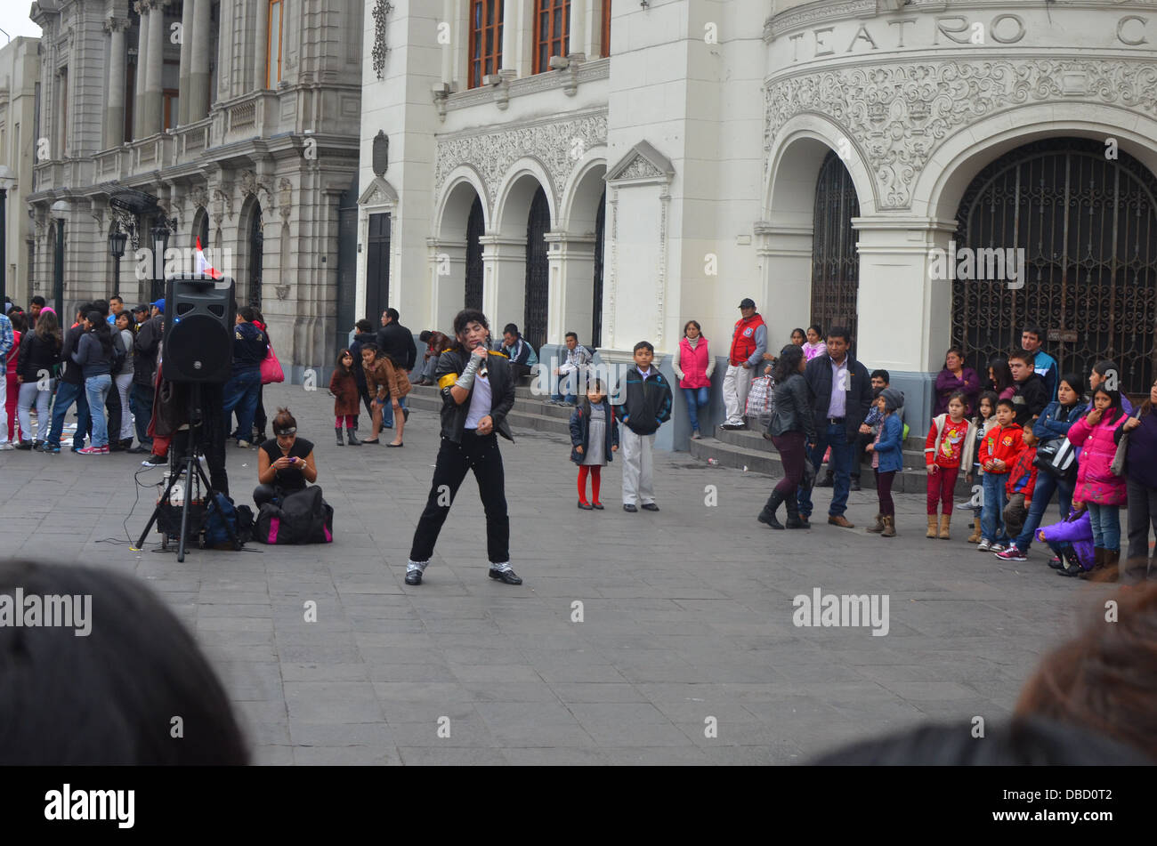 Una strada attore raffigurante Michael Jackson a Lima in Perù Foto Stock