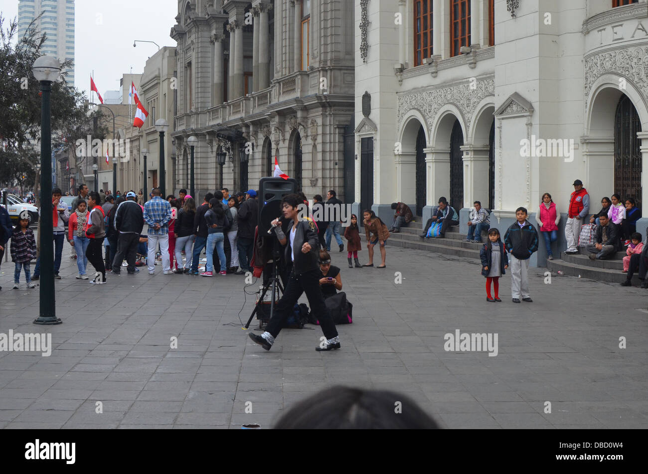 Una strada attore raffigurante Michael Jackson a Lima in Perù Foto Stock