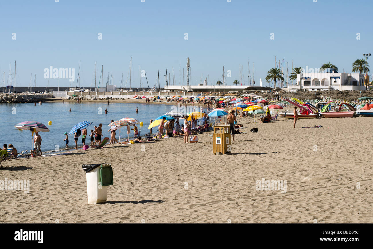 Spiaggia di Fuengirola con il porto sullo sfondo. Andalusia, Costa del Sol, Spagna. Foto Stock