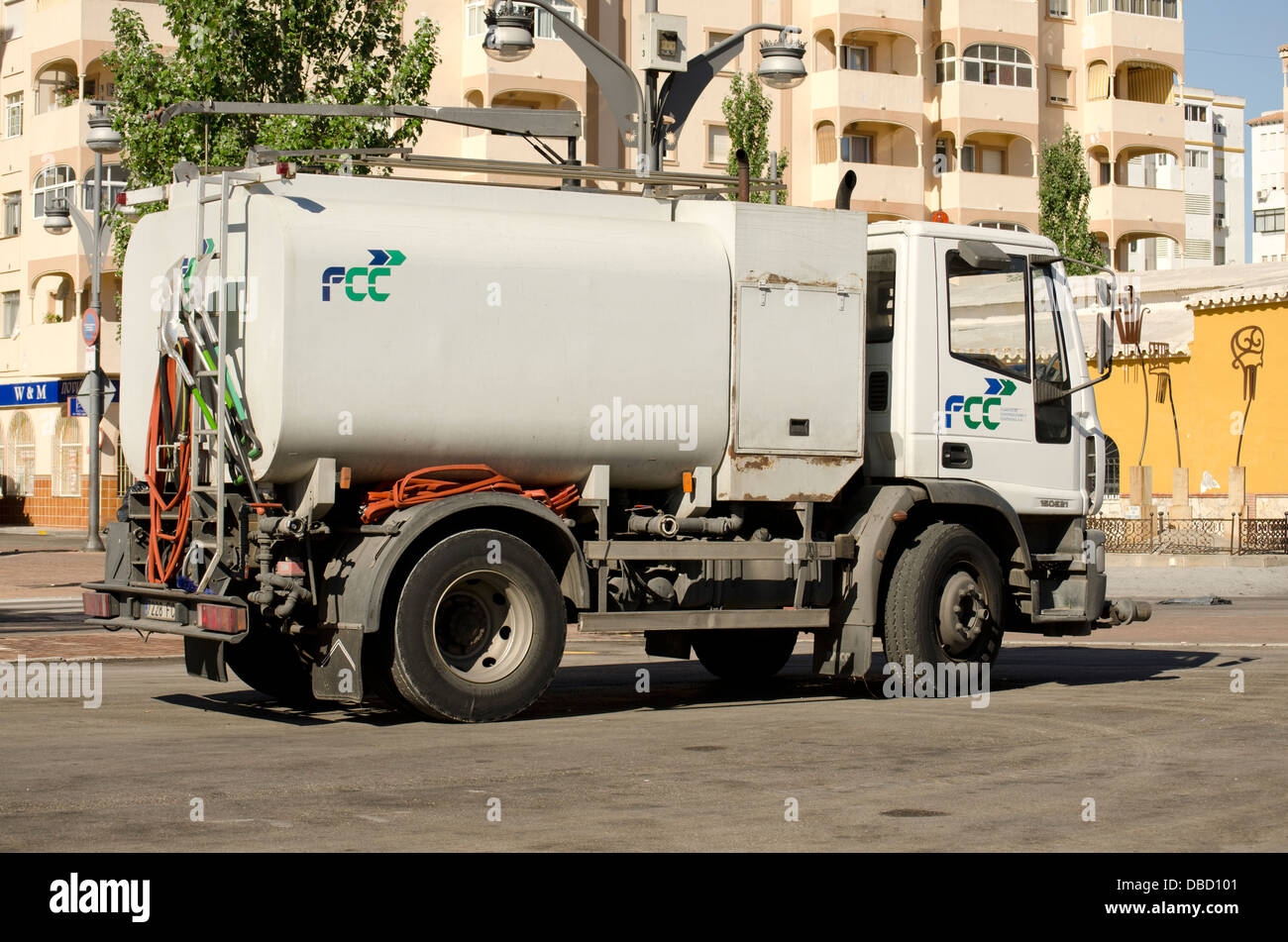 Autobotte per irrigazione di piante parcheggiato a Fuengirola, Costa del Sol, Spagna. Foto Stock