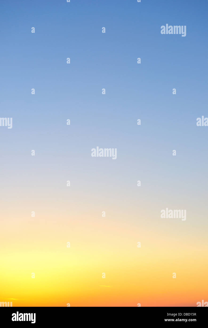Sky gradiente da blu a arancione tramonto Foto Stock