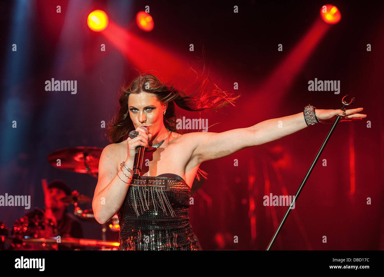 Liberec, Repubblica Ceca. 27 Luglio, 2013. Il cantante Floor Jansen di band Nightwish esegue durante il festival di musica Benatska noc a Liberec, Repubblica ceca, 27 luglio 2013. Credito: Radek Petrasek/CTK foto/Alamy Live News Foto Stock