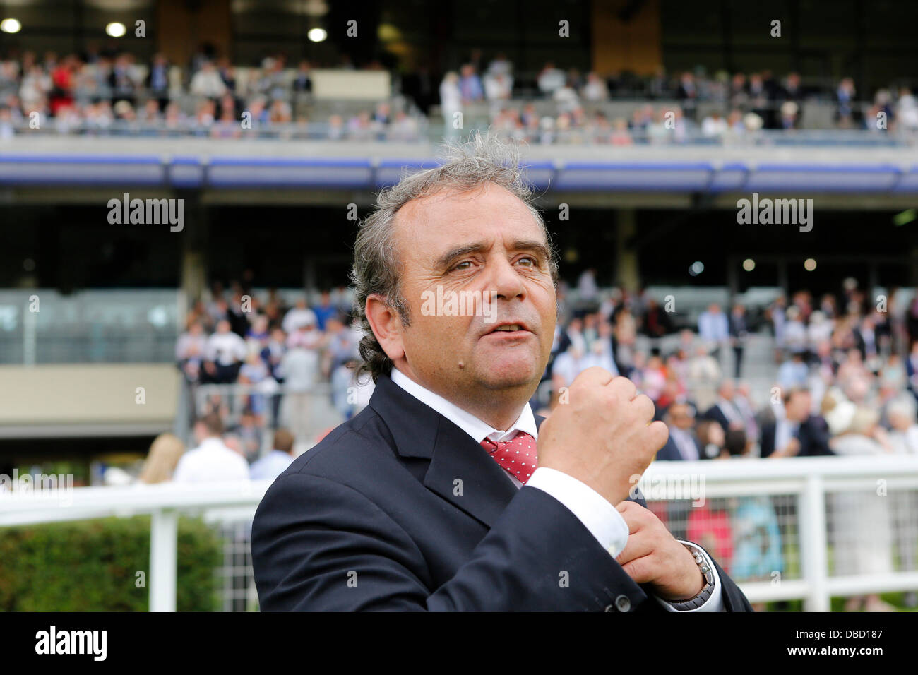 27.07.2013 - Ascot; presentazione dei vincitori con Andreas Woehler dopo la vittoria del re George VI e Queen Elizabeth Stakes sponsorizzato da Betfair (British Champions serie) (gruppo 1) con Novellist. Credito: Lajos-Eric Balogh/turfstock.com Foto Stock