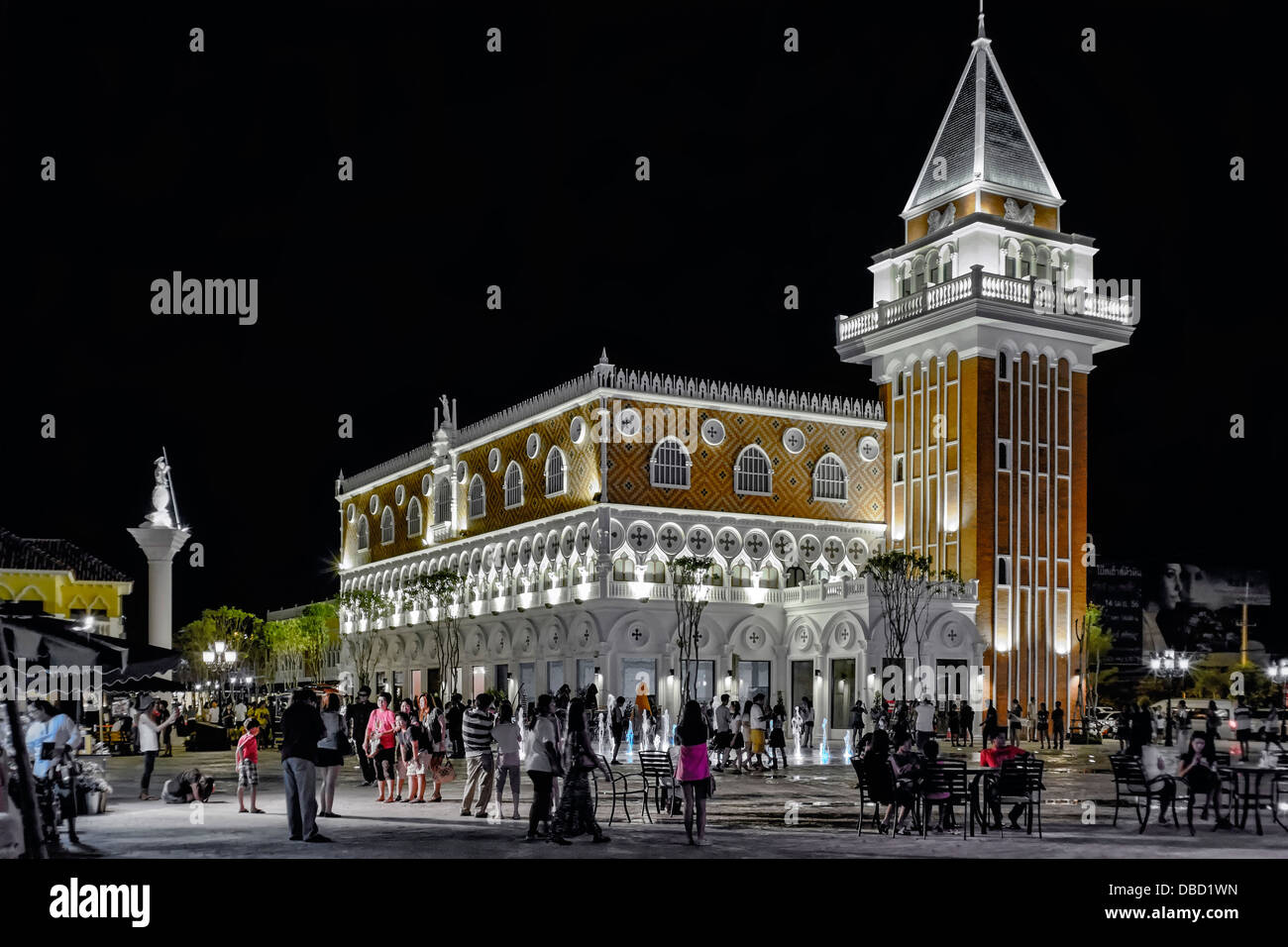 Edifici illuminati di notte. Complesso di centri commerciali a tema di Venezia di nuova costruzione, appropriatamente chiamato 'la Venezia' a Hua Hin Thailand Foto Stock