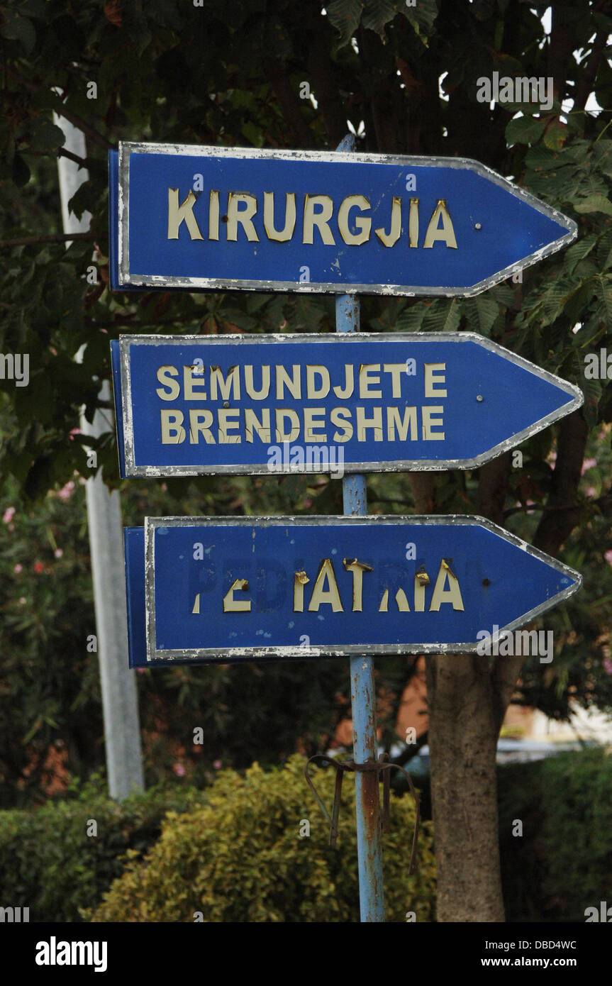 L'Albania. Tirana. I segni che indicano la direzione delle diverse specialità dell'ospedale. Foto Stock