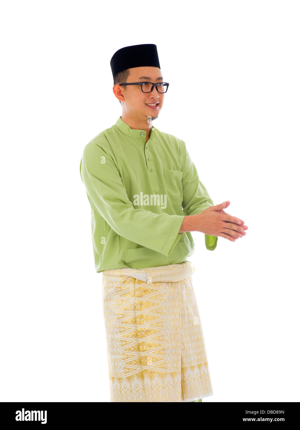 Malay saluti maschio durante il ramadan festival isolato con sfondo bianco Foto Stock