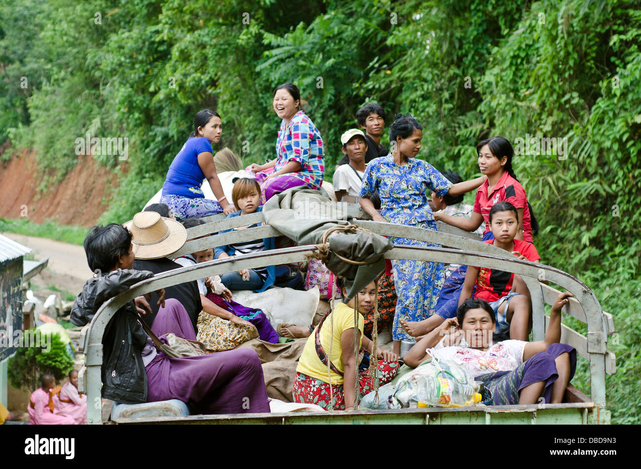 La gente sul retro del carrello del nord della provincia di Shan Birmania Foto Stock