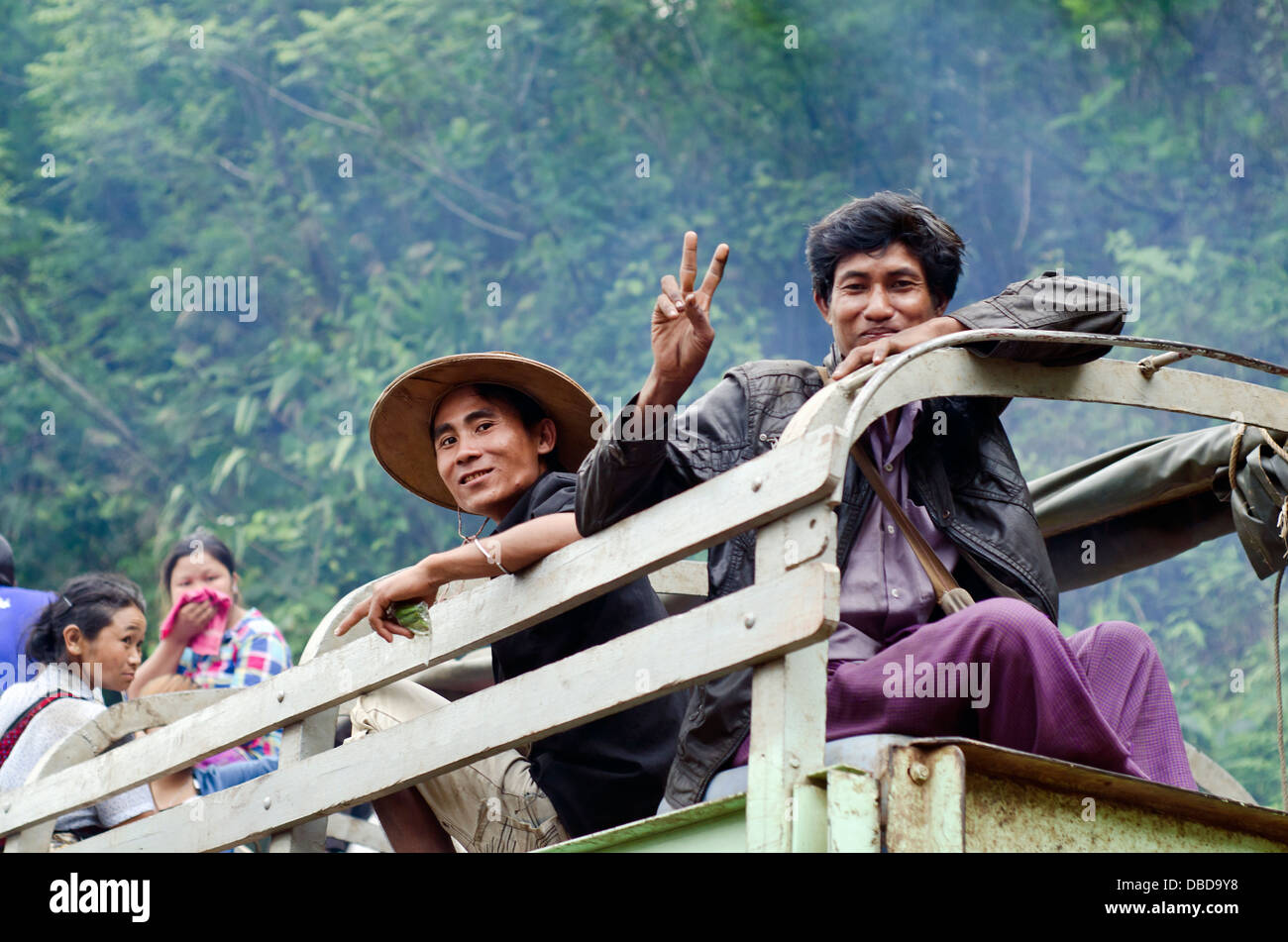 La gente sul retro del carrello del nord della provincia di Shan Birmania Foto Stock
