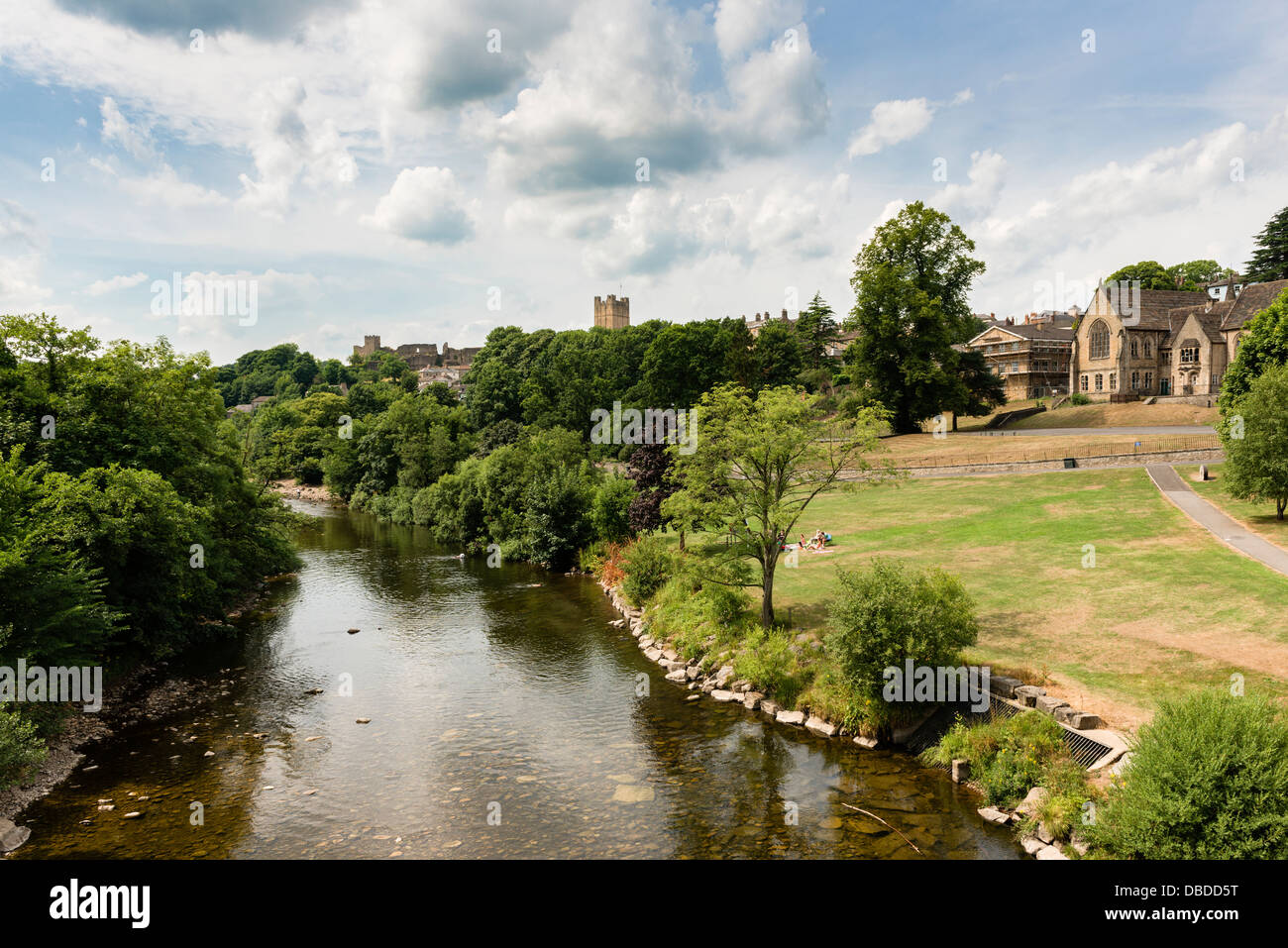 Il fiume Swale e Richmond Castle Foto Stock