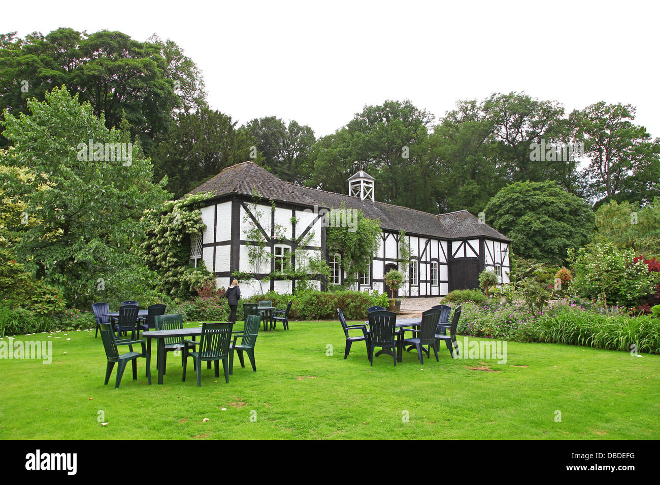 I tavoli e le sedie fuori del cafe a Hodnet Hall gardens Shropshire England Regno Unito Foto Stock