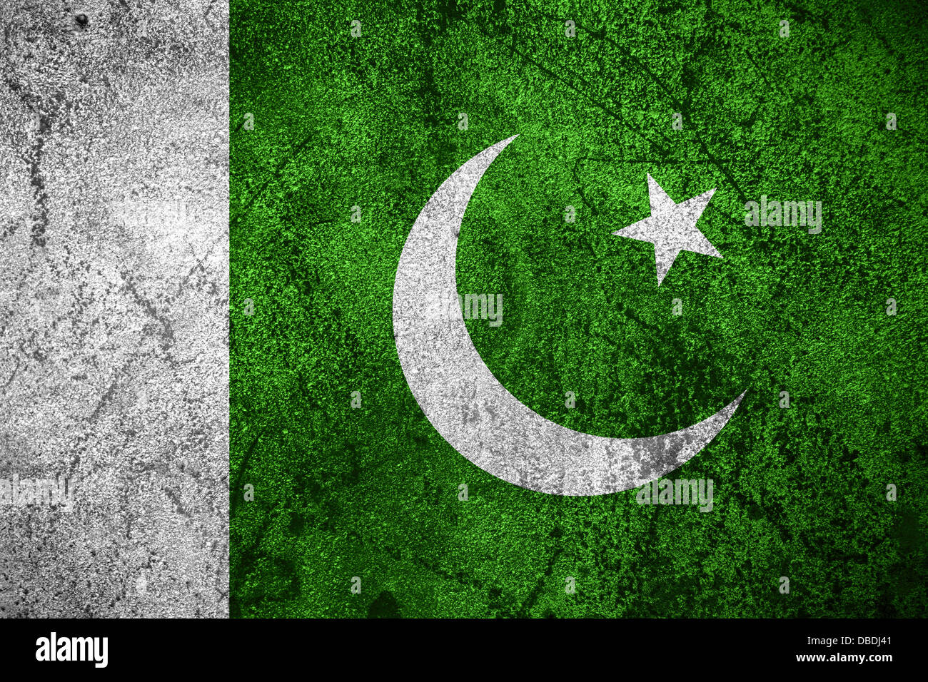 Bandiera del Pakistan o banner pakistano su terreni accidentati sfondo in metallo Foto Stock