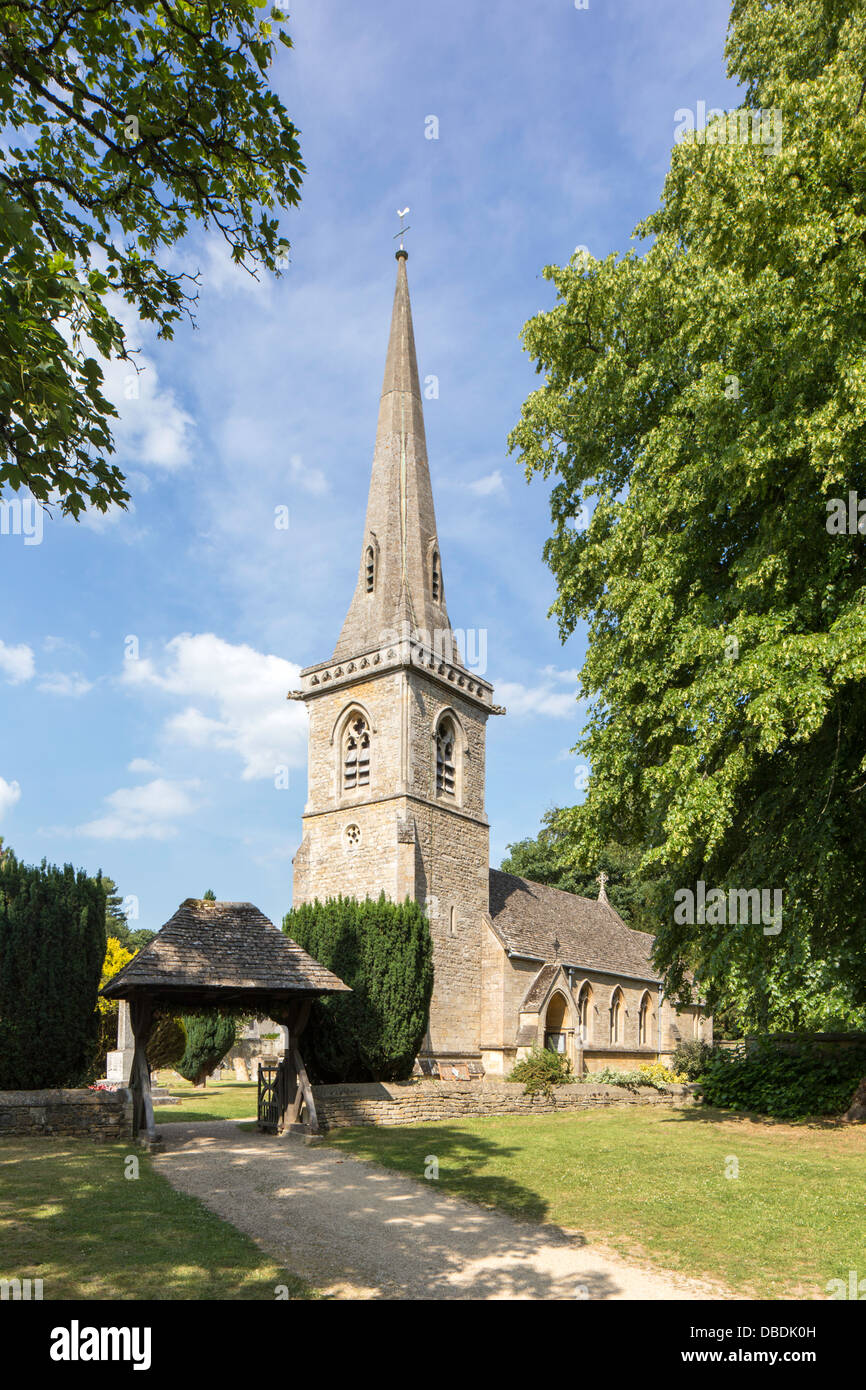 Santa Maria la Vergine chiesa nel villaggio Costwold di Lower Slaughter, Gloucestershire, England, Regno Unito Foto Stock