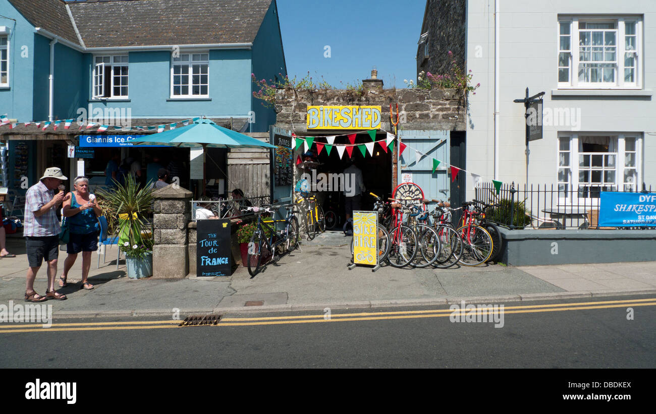 La gente a mangiare il gelato al di fuori del Gianni gelateria e il Bikeshed St Davids Wales UK KATHY DEWITT Foto Stock