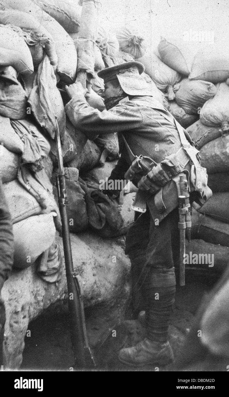 Una guerra Grerat Royal Navy sailor nelle trincee a Gallipoli Foto Stock