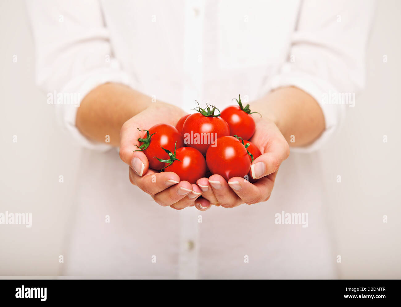 Donna con pomodori freschi dal mercato Foto Stock