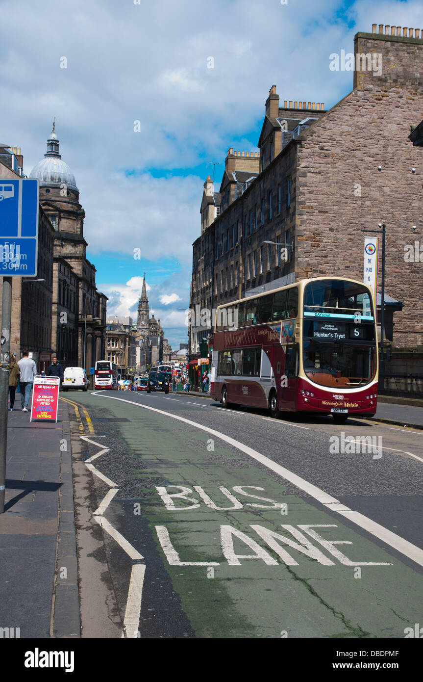 I mezzi di trasporto pubblico bus lane old town Edimburgo Scozia Gran Bretagna UK Europa Foto Stock