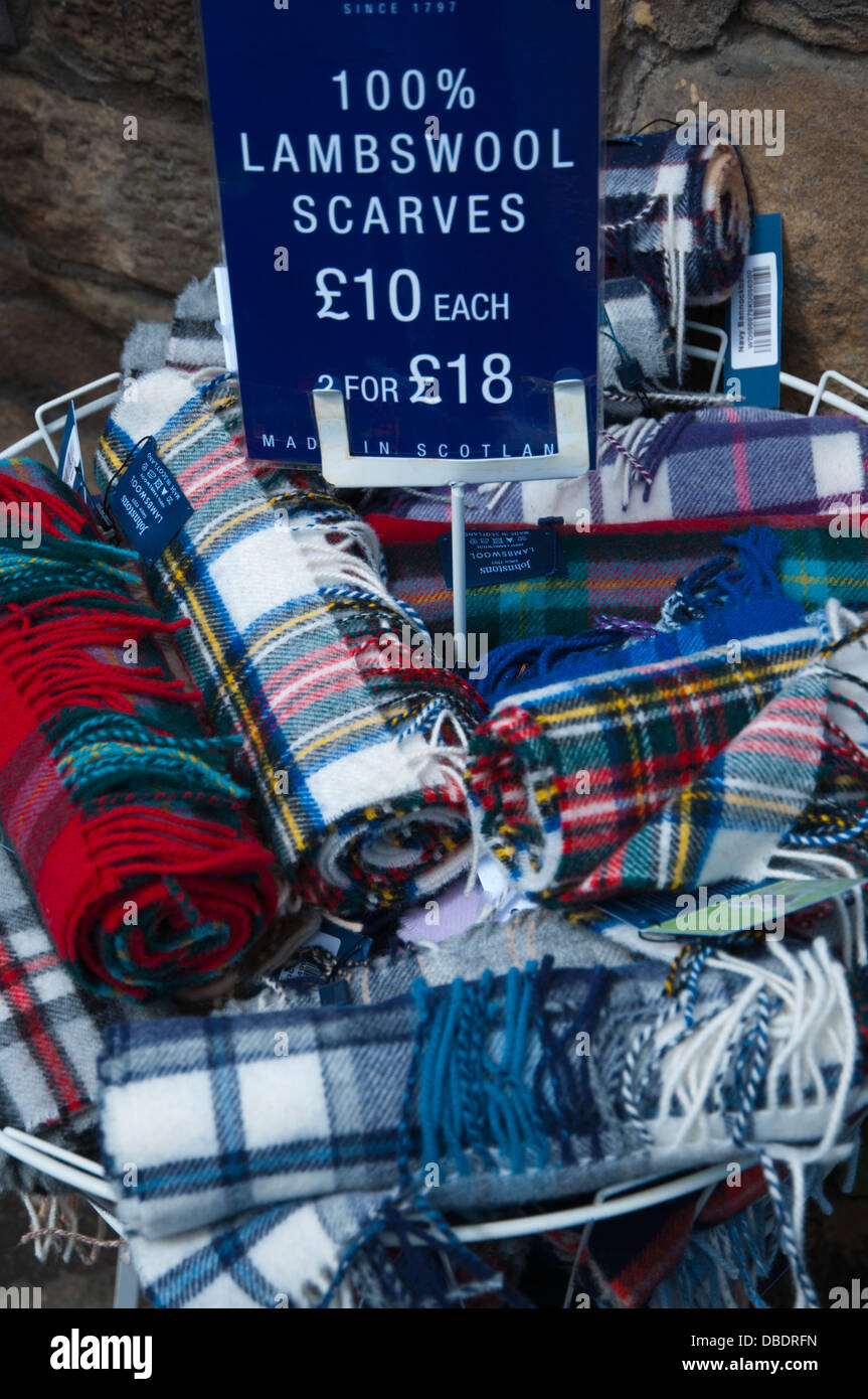 Lambwool sciarpe in vendita città vecchia Edimburgo Scozia Gran Bretagna UK Europa Foto Stock