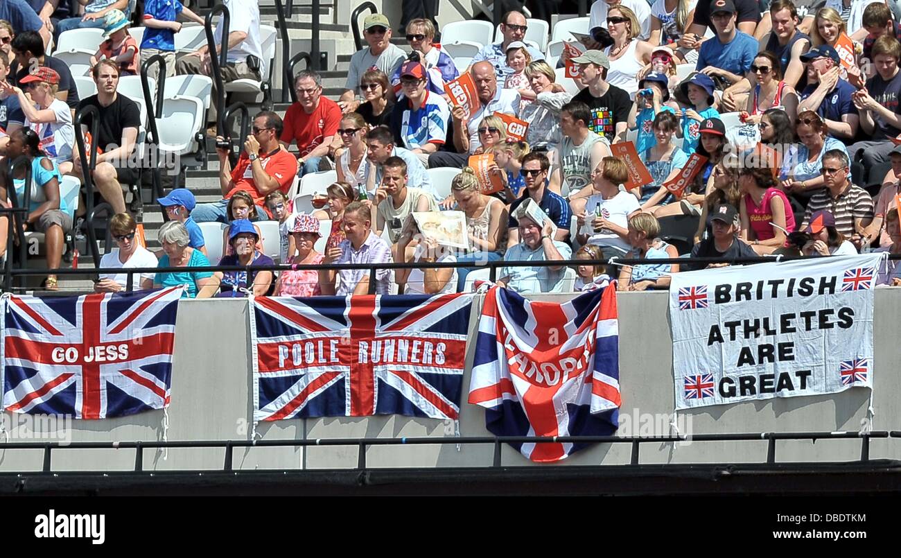 Londra, Regno Unito. 27 Luglio, 2013. Gli spettatori appendere fuori i loro messaggi di sostegno. Sainsburys anniversario giochi. IAAF Diamond League. Stadio Olimpico. Queen Elizabeth Olympic Park. Stratford. Londra. Regno Unito. 27/07/2013. Credito: Sport In immagini/Alamy Live News Foto Stock