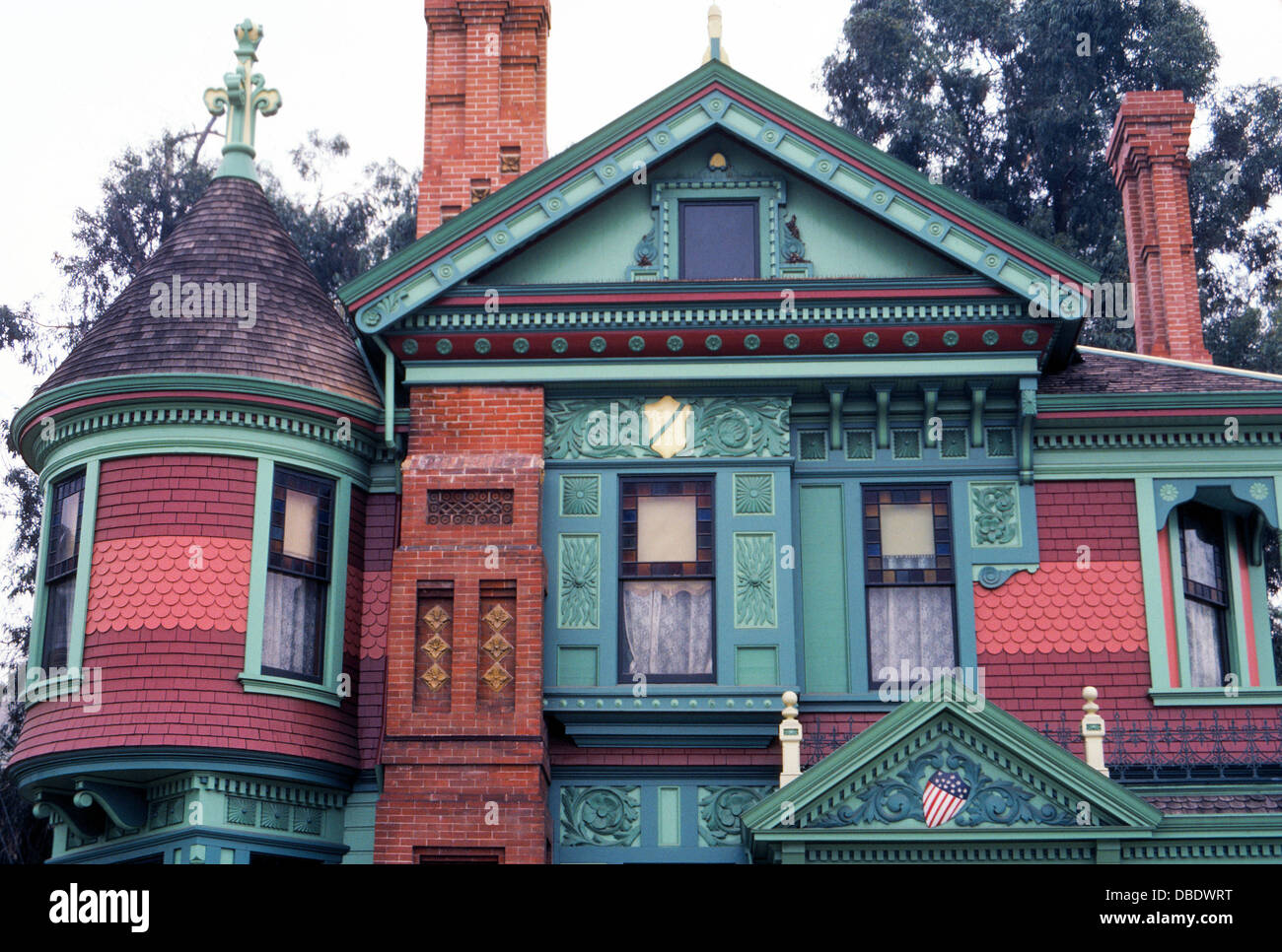 I visitatori della Casa di Hale in Los Angeles, California, USA, sono incuriosito dalla fantasiosa facciata di questo Queen Anne-style 1887 casa vittoriana. Foto Stock