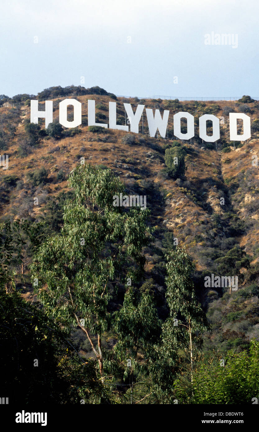 Un punto di riferimento a Los Angeles, California, USA, è il segno di Hollywood, originariamente eretto nel 1923 come un annuncio pubblicitario per esterni ad un contenitore di sviluppo. Foto Stock