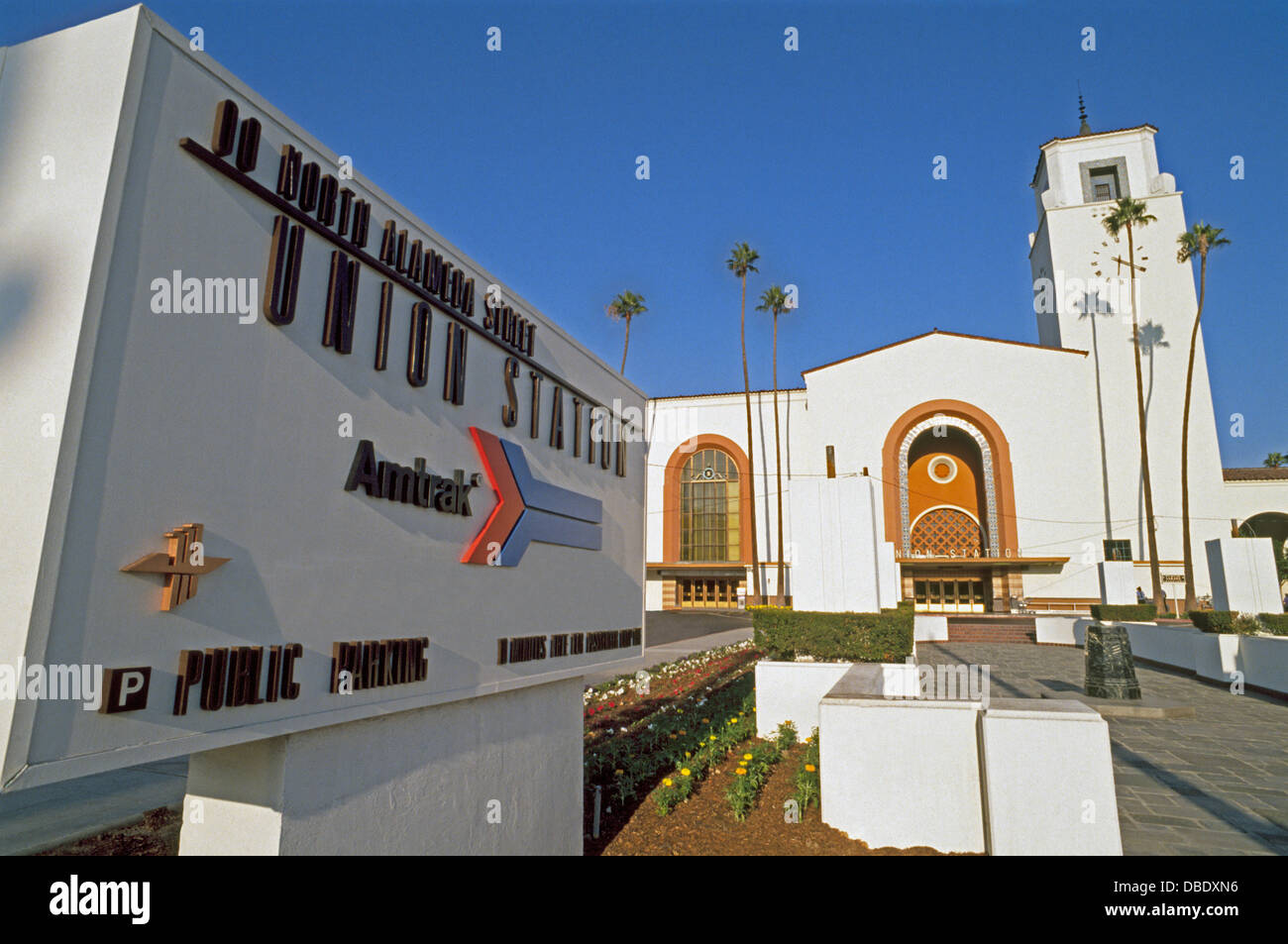 Los Angeles Union Station aperto nel 1939 e ora serve più di 60.000 passeggeri al giorno su su tutto il territorio nazionale, stato e treni locali in California del Sud Foto Stock
