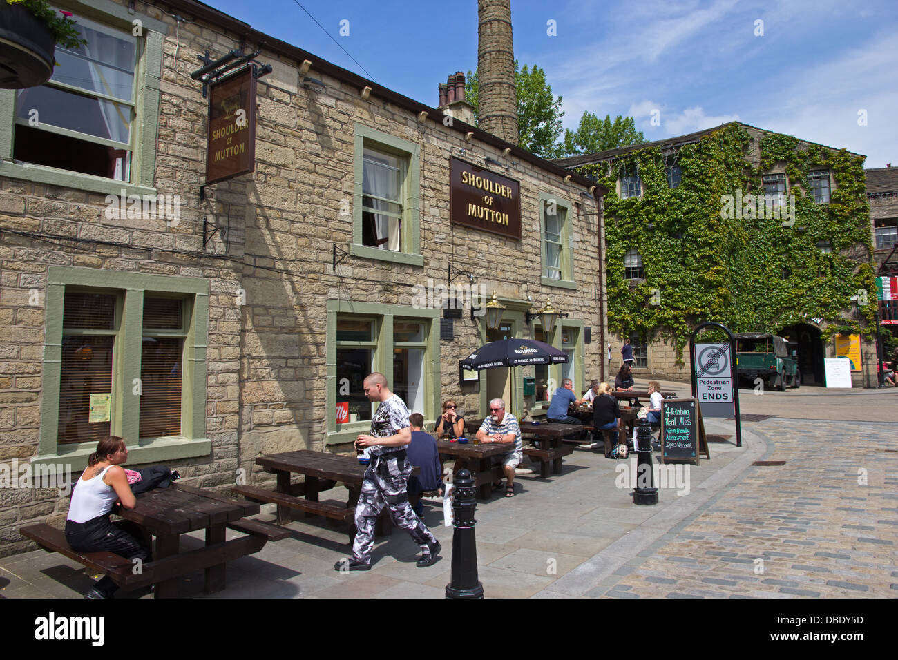 Spalla di montone pub sulla St George Square, Hebden Bridge Foto Stock