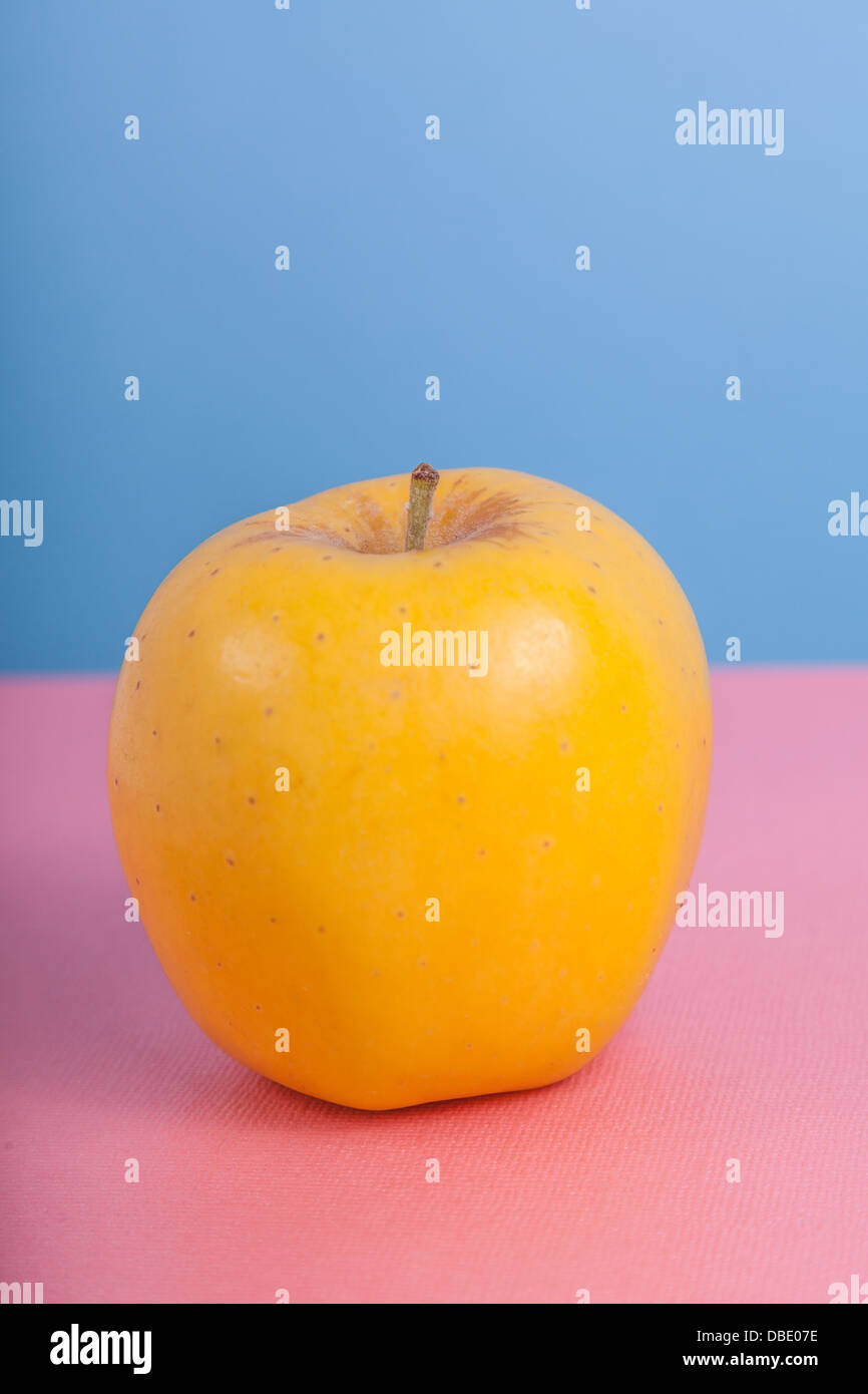 Fresche e mature golden delicious in una impostazione di studio. Foto Stock