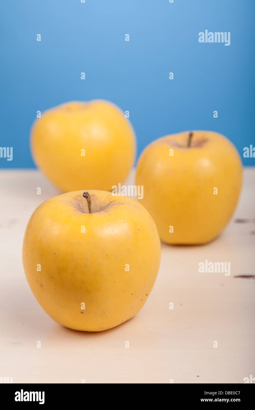 Fresche e mature golden delicious in una impostazione di studio. Foto Stock
