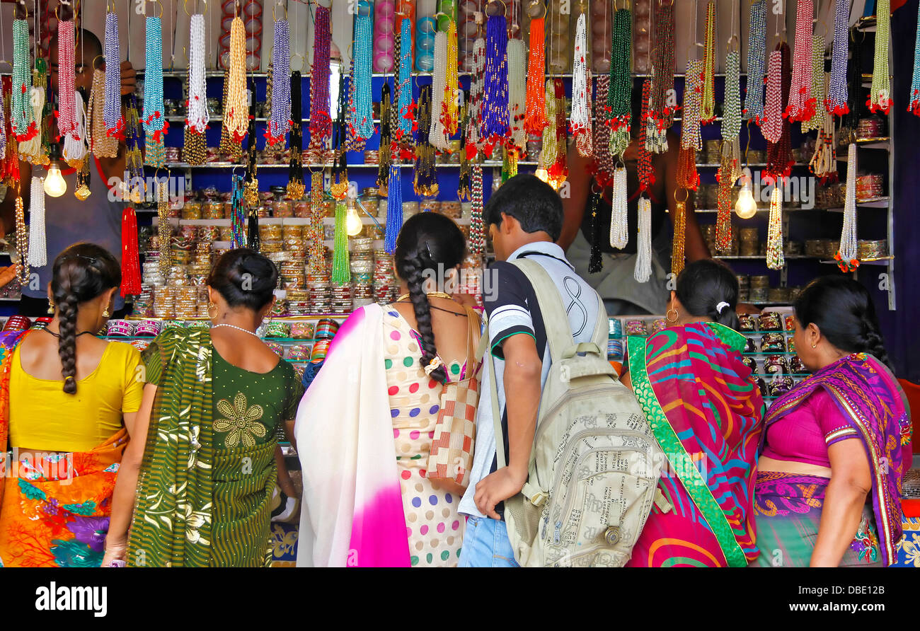 Persone che acquistano articoli di gioielleria al mercato indiano Foto Stock